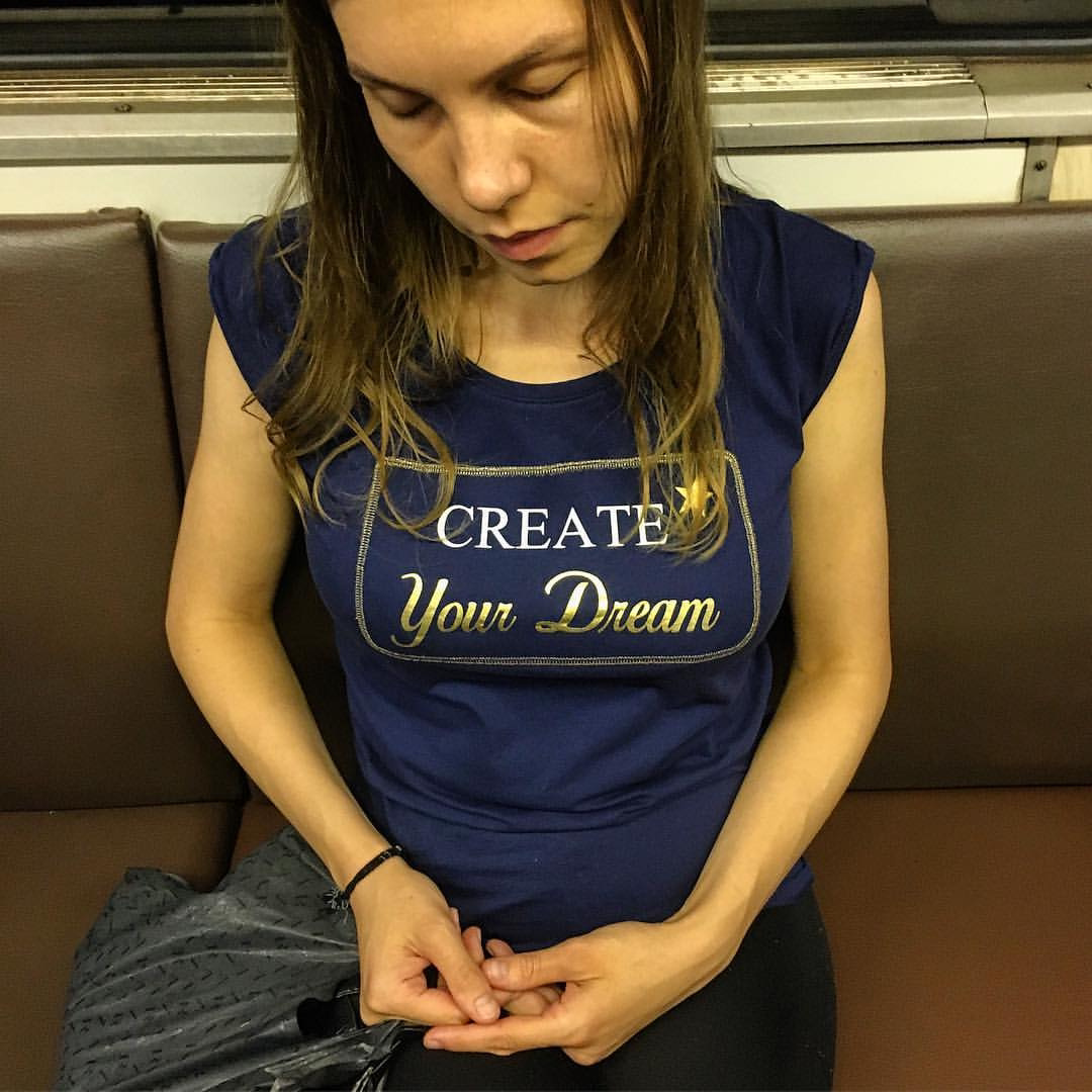 Девушка спит в московском метро, надпись на футболке - создай свою мечту