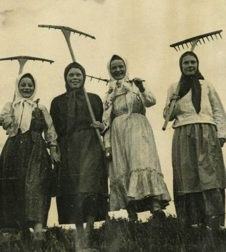 Девушки села Княжая Губа, 1943 год. Автор фото: Моисеев Константин Васильевич. Мурманский областной краеведческий музей.