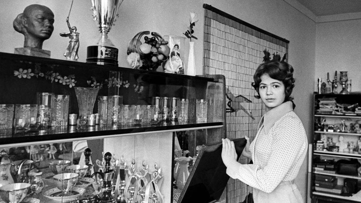    В серванте трехкратной олимпийской чемпионки по гимнастике Людмилы Турищевой рядом со спортивными кубками почетное место занимала и хрустальная посуда / Фото: Василий Турбин, Вячеслав Ун Да-Син / ТАСС