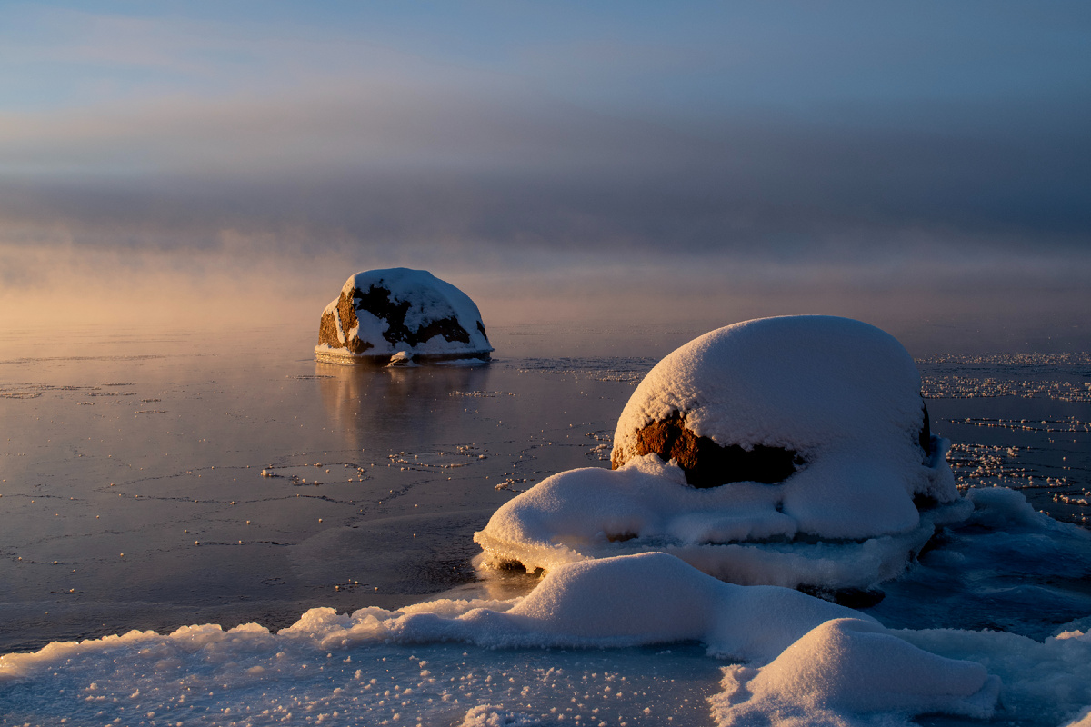 Вот вам фото от меня напоследок! Сегодня был сочный, но морозный денёк. На заливе встал лёд. Впереди зима!
