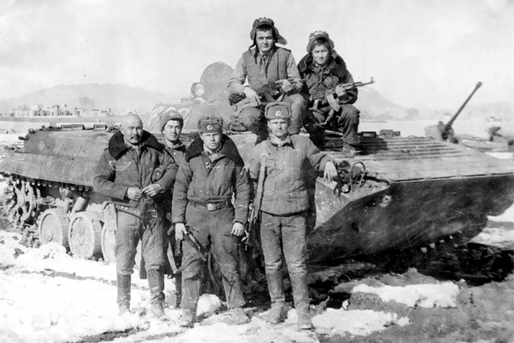 Фото из архива Абдыгула Чотбаева. Абдыгул Чотбаев (слева) на Афганской войне