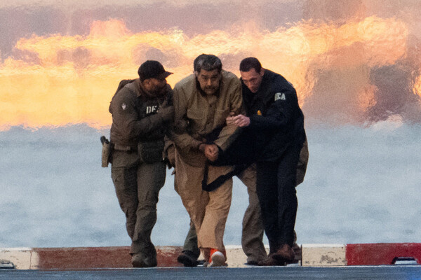 Сотрудники правоохранительных органов выводят задержанного президента Венесуэлы Николаса Мадуро из вертолета перед доставкой в федеральный суд Манхэттена, Нью-Йорк, 5 января 2026 года / Adam Gray/Reuters   📷