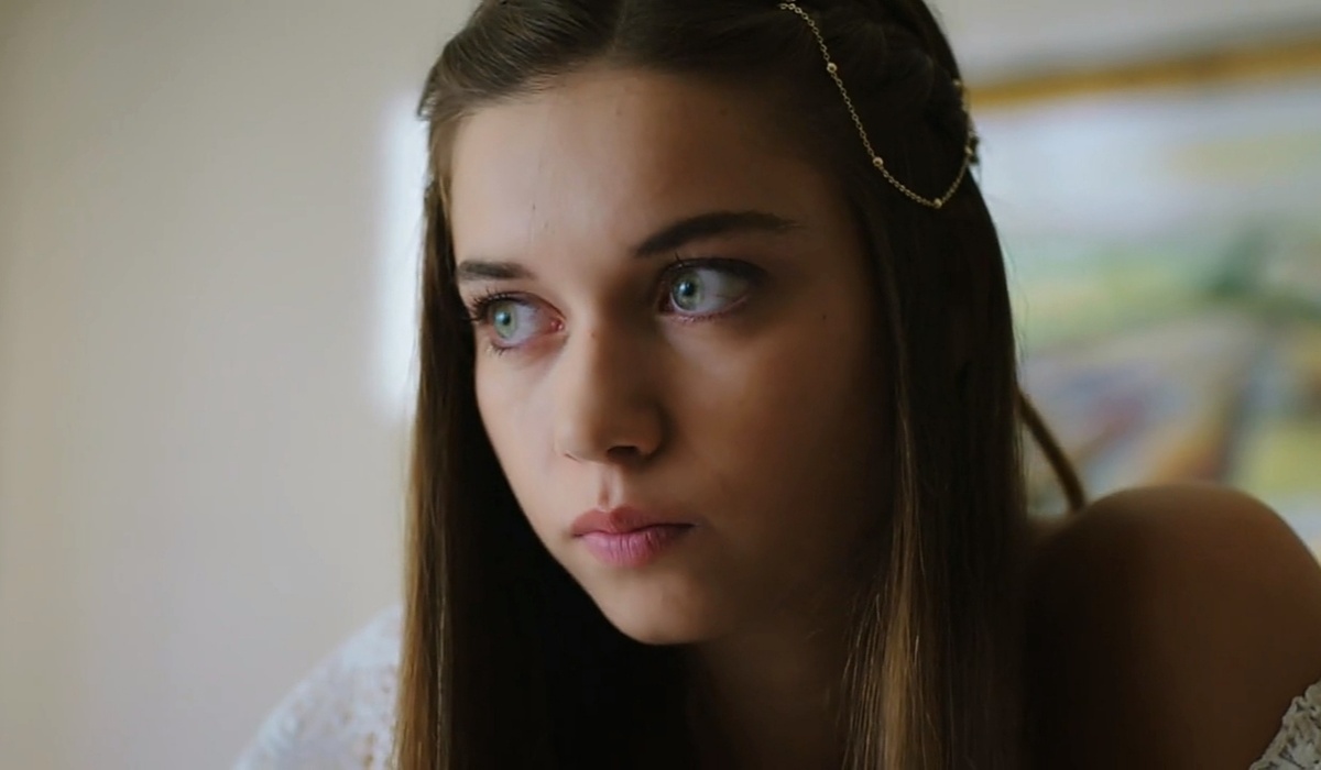 Эдже. Актриса Афра Сарачоглу