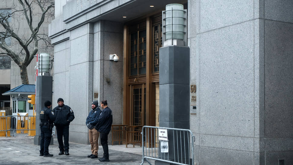 Офицеры полиции перед федеральным судом Нью-Йорка.📷Фото: OLGA FEDOROVA / EPA / ТАСС