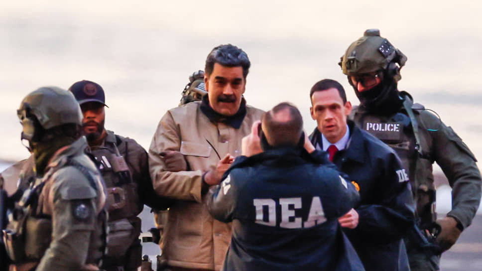 Николаса Мадуро под конвоем доставляют в суд.📷Фото: Eduardo Munoz / Reuters