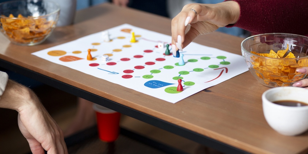 Бабушка выиграет у всех: какие настолки соберут всю семью за столом до утра