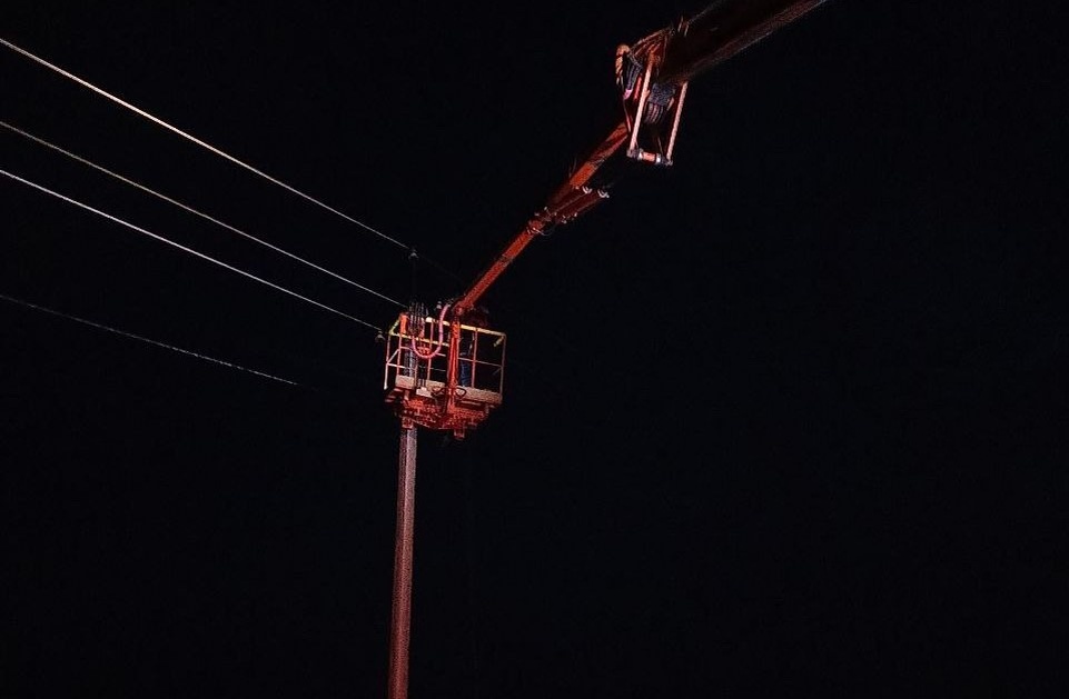    Из-за плохой погоду часть жителей Оренбурга и Оренбургского района остались без света. Фото предоставлено пресс-службой филиала «Россети Волга» – «Оренбургэнерго»