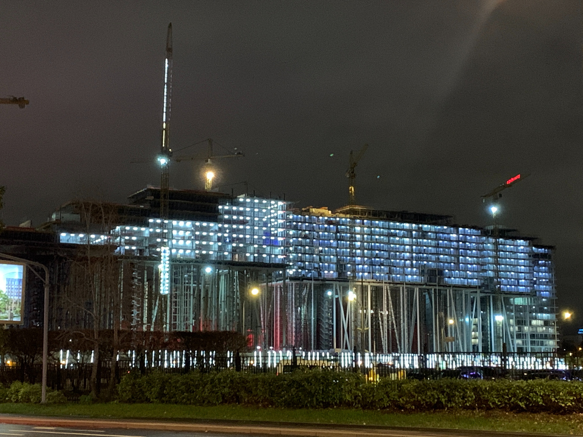 А вот такое чудо на ножках строится напротив