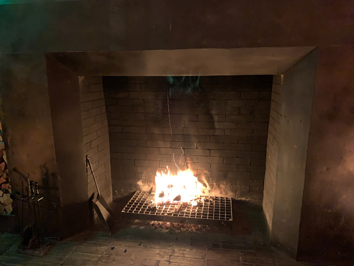 Камин с живым огнем