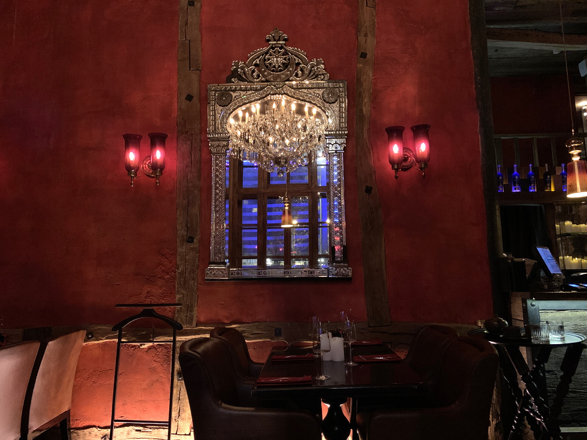 Зеркало в котором видно люстру