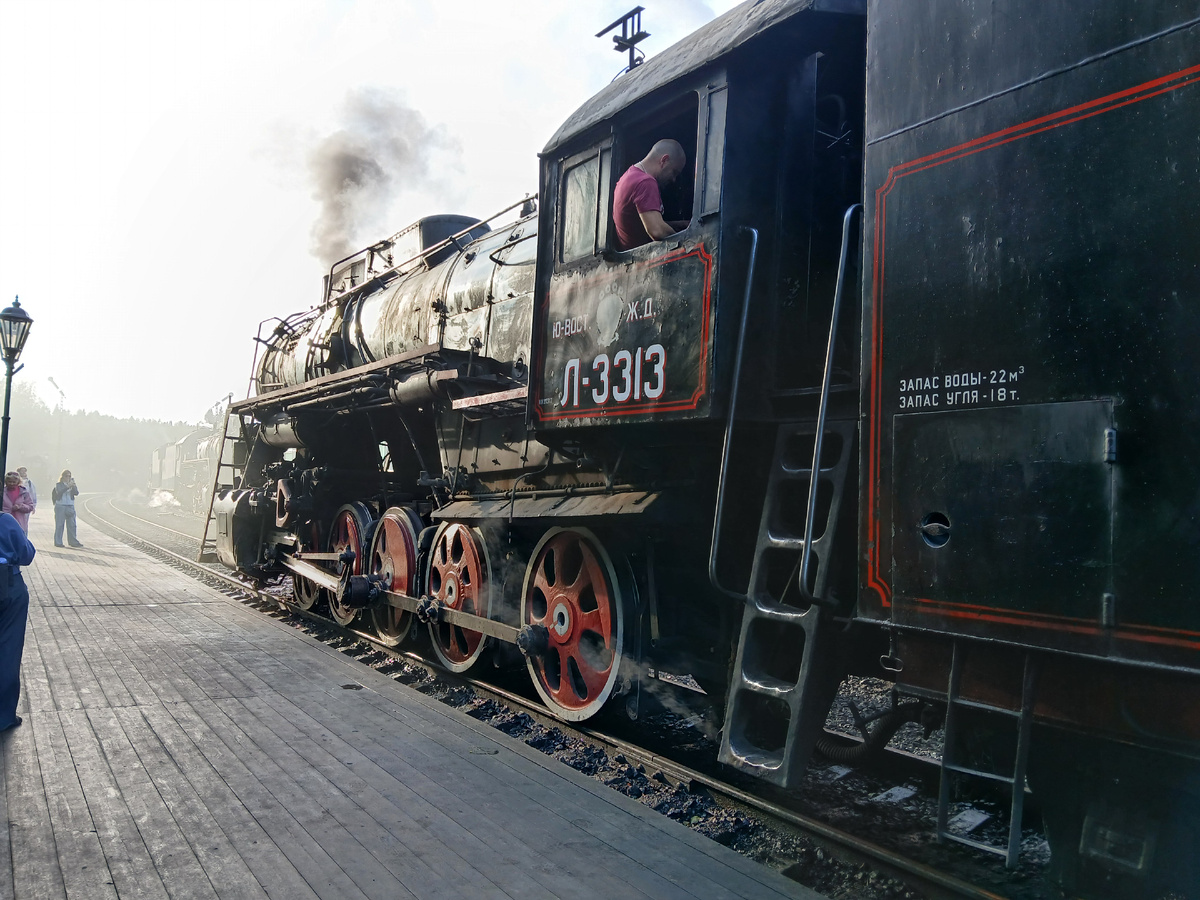 Полностью воссоздан исторический облик железнодорожной станции. Отправление поезда выглядит вблизи - мощно. Запах пара, уголька и мазута - так вообще. Вагоны, конечно не являются восстановленными ретро. Это современные вагоны, стилизованные под начало прошлого века. Вообще из Карелии создают образ железнодорожной колыбели России, но исторически это немного не так. Тем не менее в Карелии культ паровоза сильный.