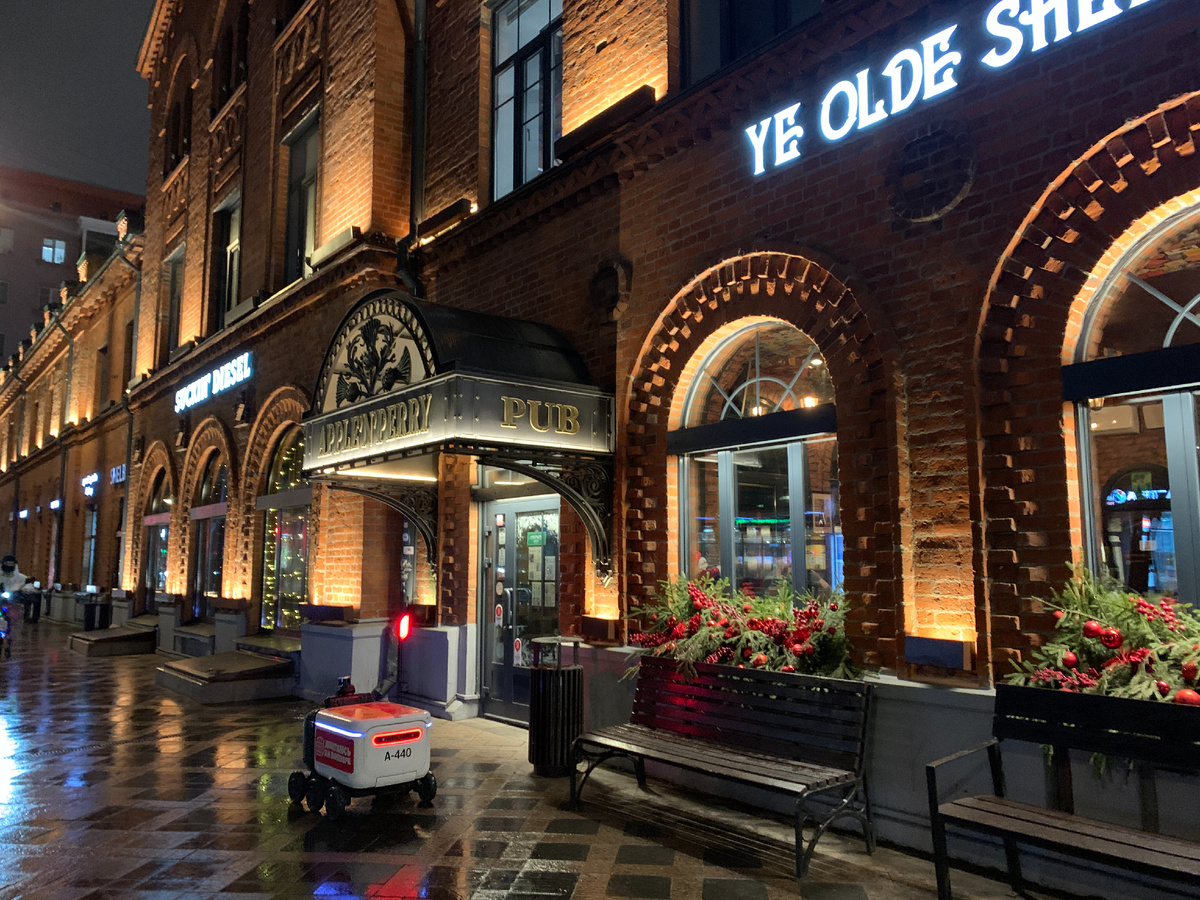 Обычная московская улица. Маленький робот спешит по своим делам