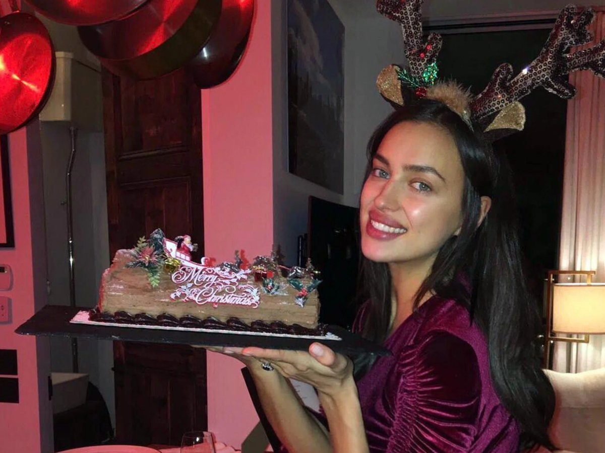    Ирина Шейк стала первой моделью из России, украсившей обложку издания Sports Illustrated Swimsuit Issue