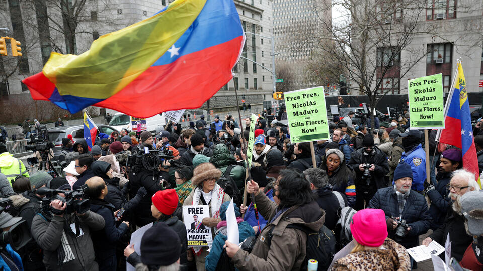     Сотни человек собрались у здания суда в Нью-Йорке в поддержку Мадуро REUTERS/Jeenah Moon