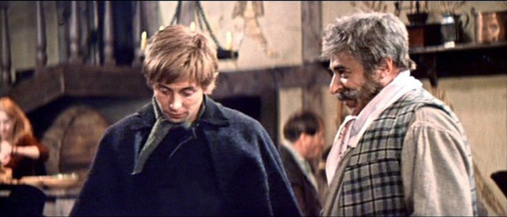 Трактирщик смотрит на потенциального зятя подозрительно. Ой, не зря. Источник: kino-teatr.ru