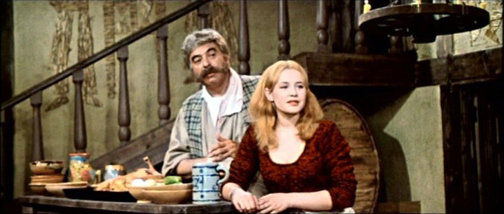 Героиня Марины Неёловой не только красивая, но и умная. Правильно сделала, что не захотела уходить из дома в никуда. Источник: kino-teatr.ru