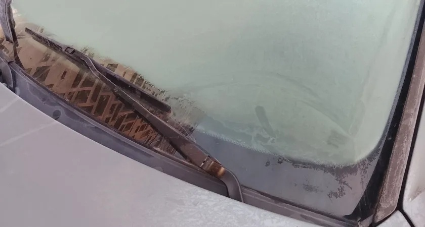 Щетки дворников не обмерзают, хорошо чистят и не оставляют полосок: копеечный метод, который работает - делюсь инструкцией