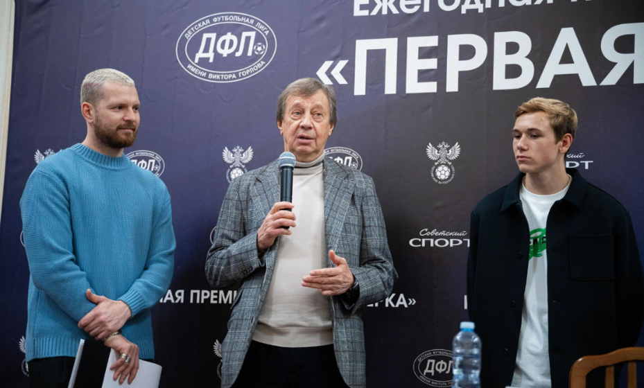    Юрий Семин пожелал Алексею Батракову больше смотреть иностранный футбол. Фото: Детская футбольная лига