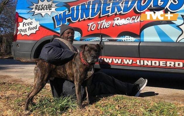 Кейт Уокер со своим псом Браво.