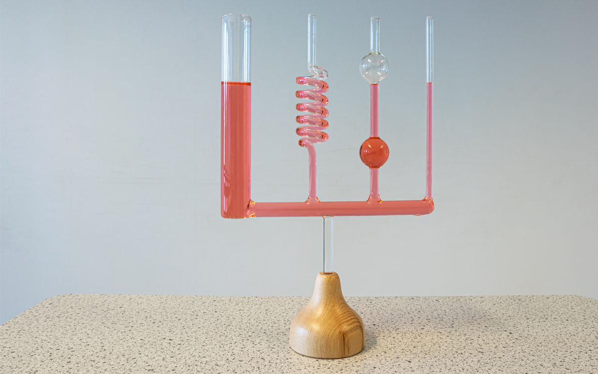 Как колбочки ни крути, а к единому уровню жидкость все равно придет