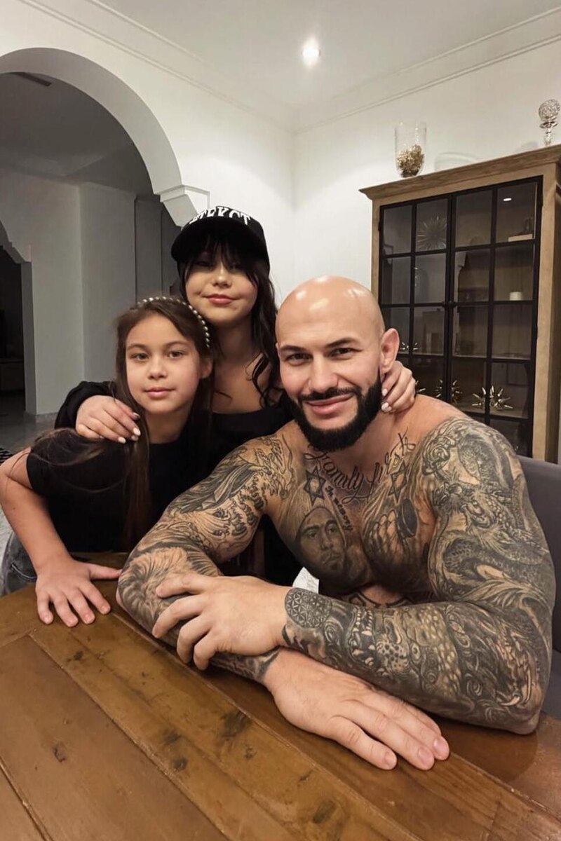    Джиган с дочками Соцсети