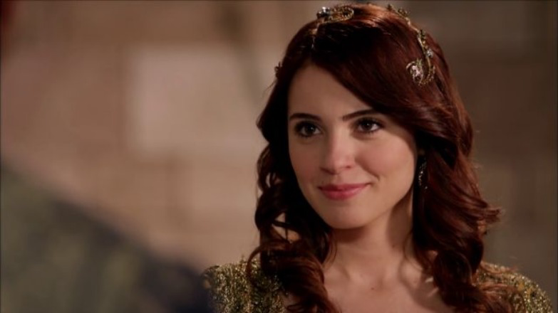    Эзги Эйюбоглу в образе Айбиге-хатун, кадр из сериала «Великолепный век»