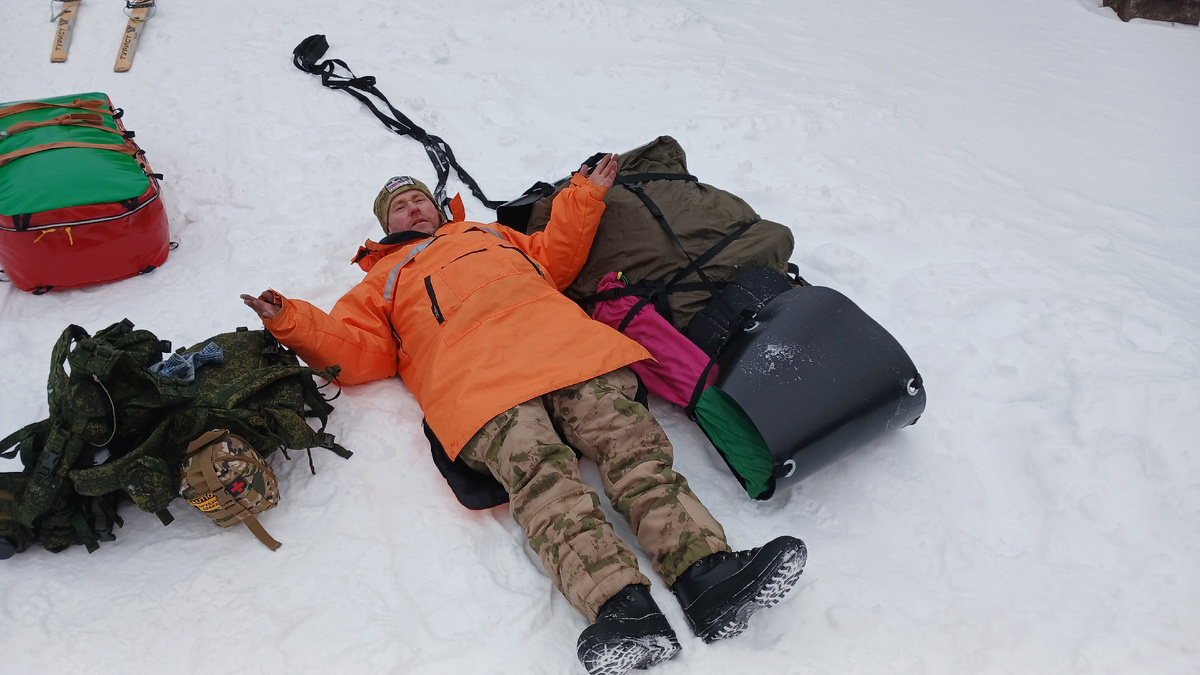 Справа от меня - медицинские тактические носилки-волокуши. Проверено 4 днями на Таганае!