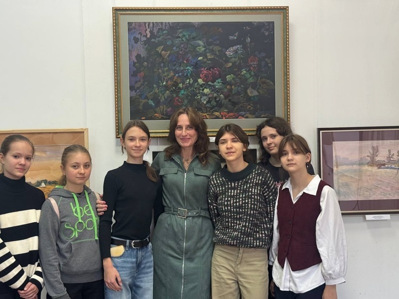 Анастасия Прокопьева с учениками на выставке