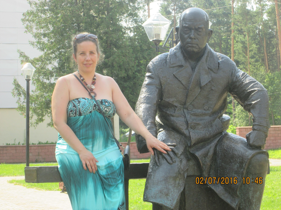 Блогер (с двумя красными дипломами) и какой-то там физик.