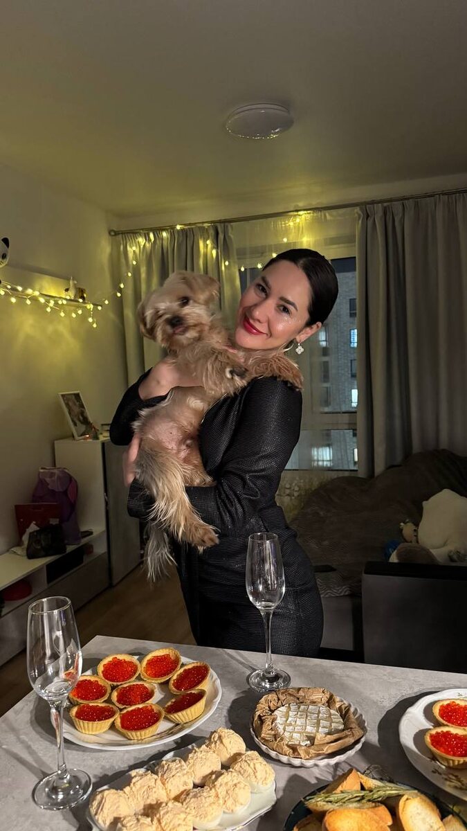 Новый год мы встречали уже без подозрительных незнакомых мужчин, ломящихся ночью в дом.