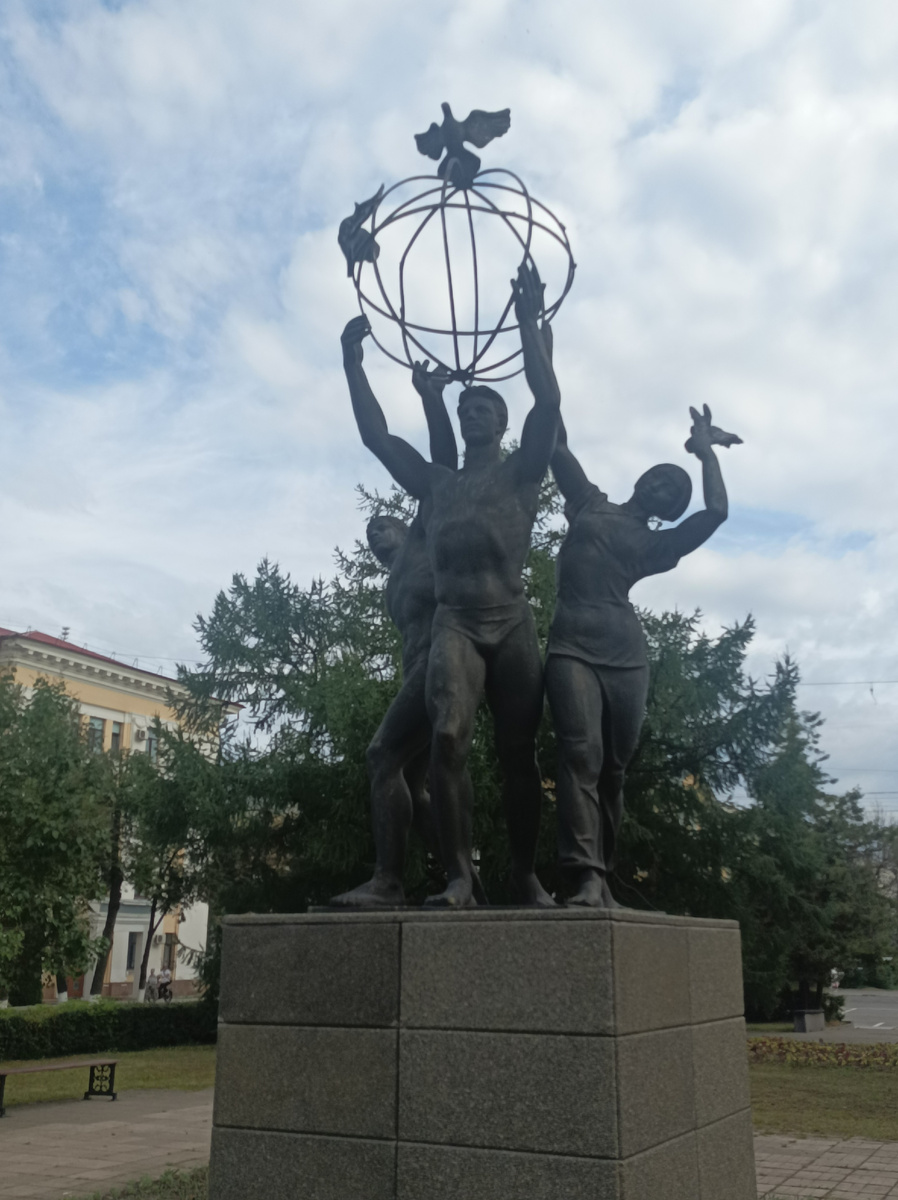 Скульптурная композиция «Дружба народов» (или как её ещё называют «Статуя Мира» или «Народы за Мир») в сквере Дружба народов.