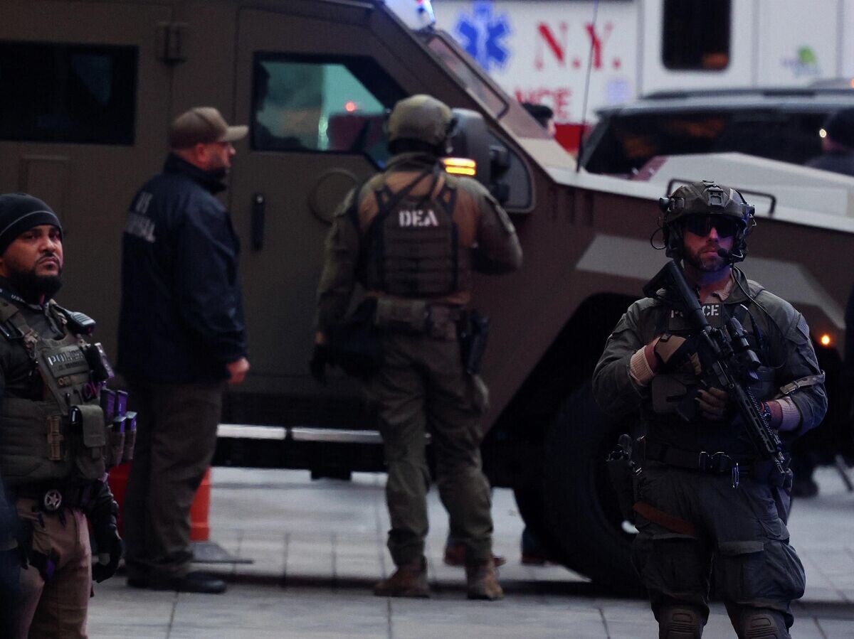    Сотрудники правоохрательных органов у здания федерального суда, где пройдут слушания по делу президента Венесуэлы Николаса Мадуро, в Нью-Йорке, США | © REUTERS / Shannon Stapleton