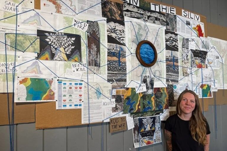 Да, вот она в своем колорадском водном вебе.