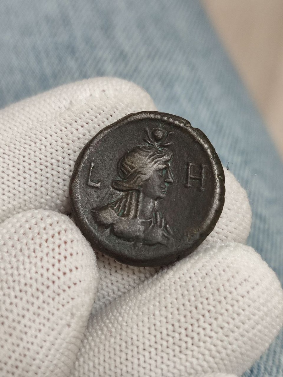 Античная монета чекана Александрии, Египет. Богиня Исида