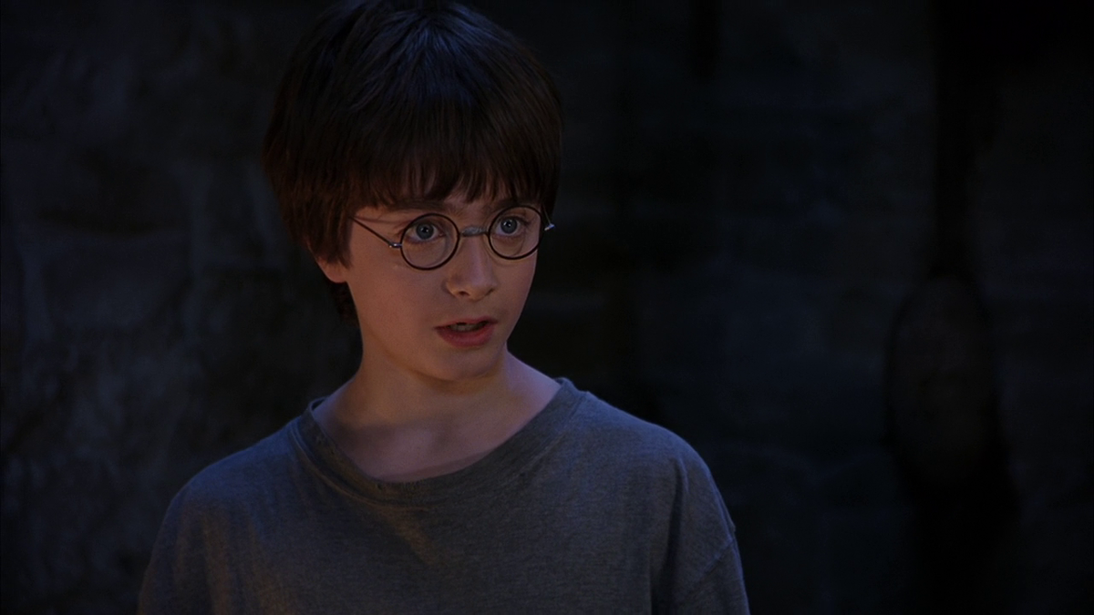 Гарри-1.0. Очень милый мальчик, пока что без следов злоупотреблений. Увы, спасать от славы и поклонников надо не только магов, но и маглов. Кадр из фильма.