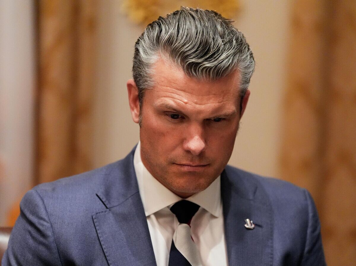    Министр обороны Пит Хегсет во время встречи Дональда Трампа с Владимиром Зеленским в зале заседаний кабинета министров Белого дома | © AP Photo / Alex Brandon