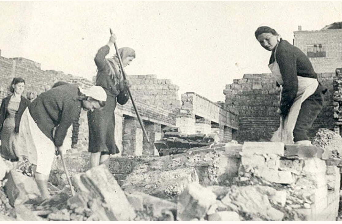 К сожалению кадров по нашему району не нашёл. Это разбор завалов в самом центре. Бригада Черкасовой. Думаю у нас тоже такое было. 