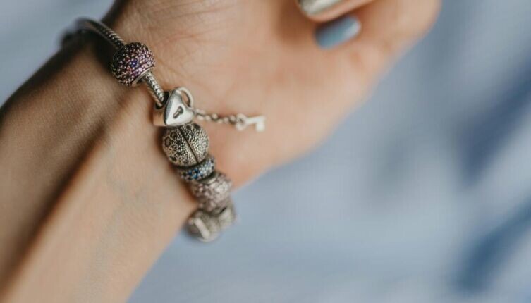    Что такое шармы — авторское украшение или модная безделушка? Фото: Sabina on Unsplash