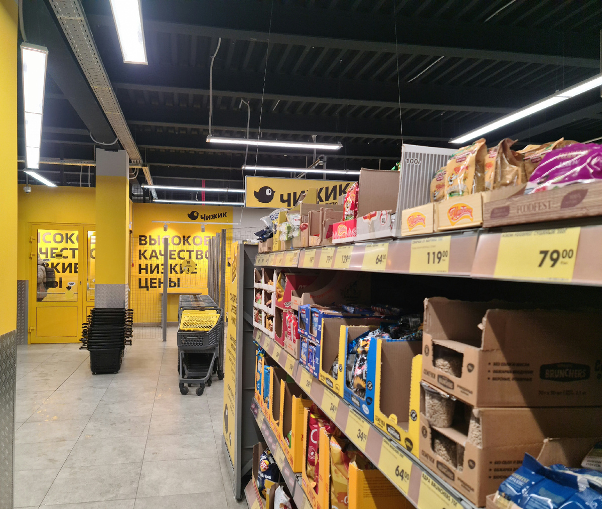 Пришла на разведку и обследовать, выяснять, углубляться в новый магазинчик. Шопинг обожаю, даже просто так ходить, когда еще с собой ничего нет, чтобы купить, но зато настроение сразу поднимается и вырисовываются цели, планы, мечты, желания. С божьей помощью и всеми молитвами все купиться безусловно