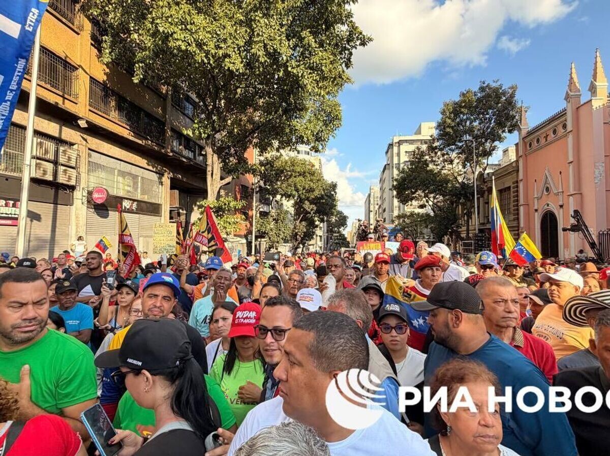    Митинг у президентского дворца в Каракасе, на котором венесуэльцы требуют вернуть в страну захваченного США президента Николаса Мадуро | © РИА Новости