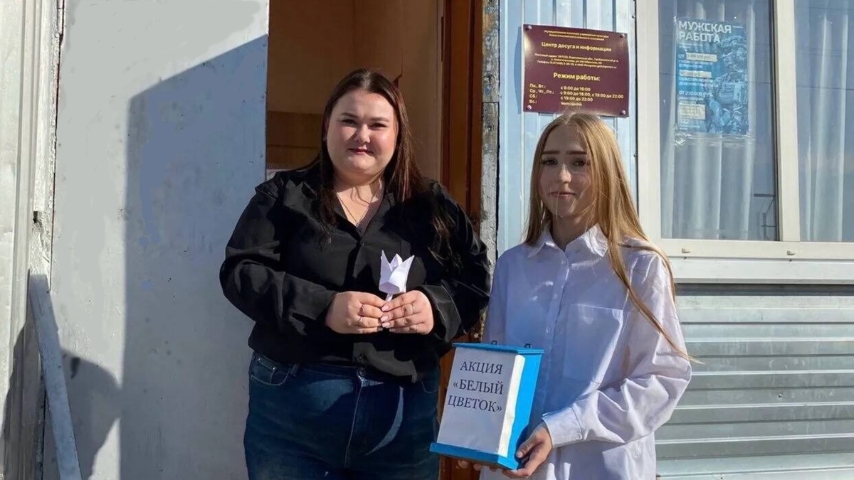 Благотворительная акция «Белый цветок» в селе Хомутовке. Елизавета Шарипова слева