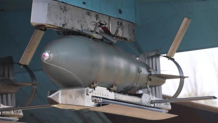 ФАБ-500Т с модулем УМПК под крылом Су-34. Обложка © Wikipedia / Mil.ru