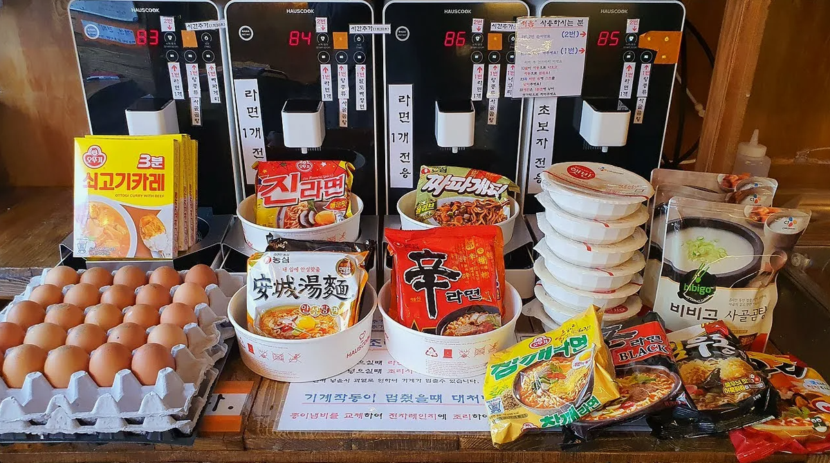 Чего я не могу понять в раменных таких, что корейцы любят бахать в рамен еще и сыр и размешивать. На вкус пробовала - хрючево получается ведь