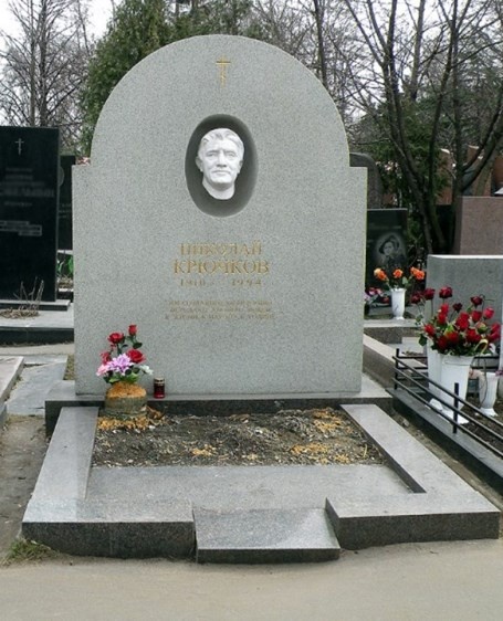 Лишь через несколько лет на могиле актёра появился достойный памятник.