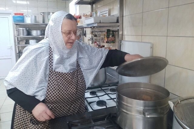    Келарь (заведующая монастырским столом, кладовой со съестными припасами и их отпуском на монастырскую кухню) Пензенского Троицкого епархиального женского монастыря монахиня Евпраксия. Фото: АиФ/ Игорь Польских