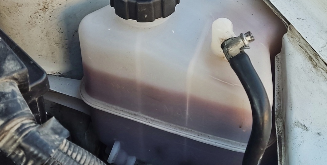 Крышка расширительного бачка - главная  причина проблем в системе охлаждения двигателя: подробнее в статье