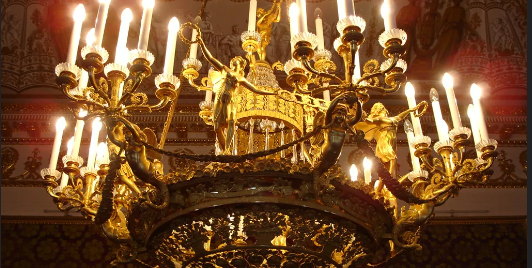 Люстры ВЕСОМ В ТОННУ во ДВОРЦАХ. Кто и Как Менял Свечи На Высоте 20 Метров Каждое Утро?