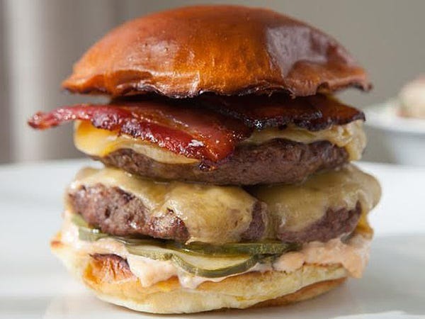 Двойной BK бургер в ресторане Acadia - это, по сути, изысканная версия "Burger King's Whopper".