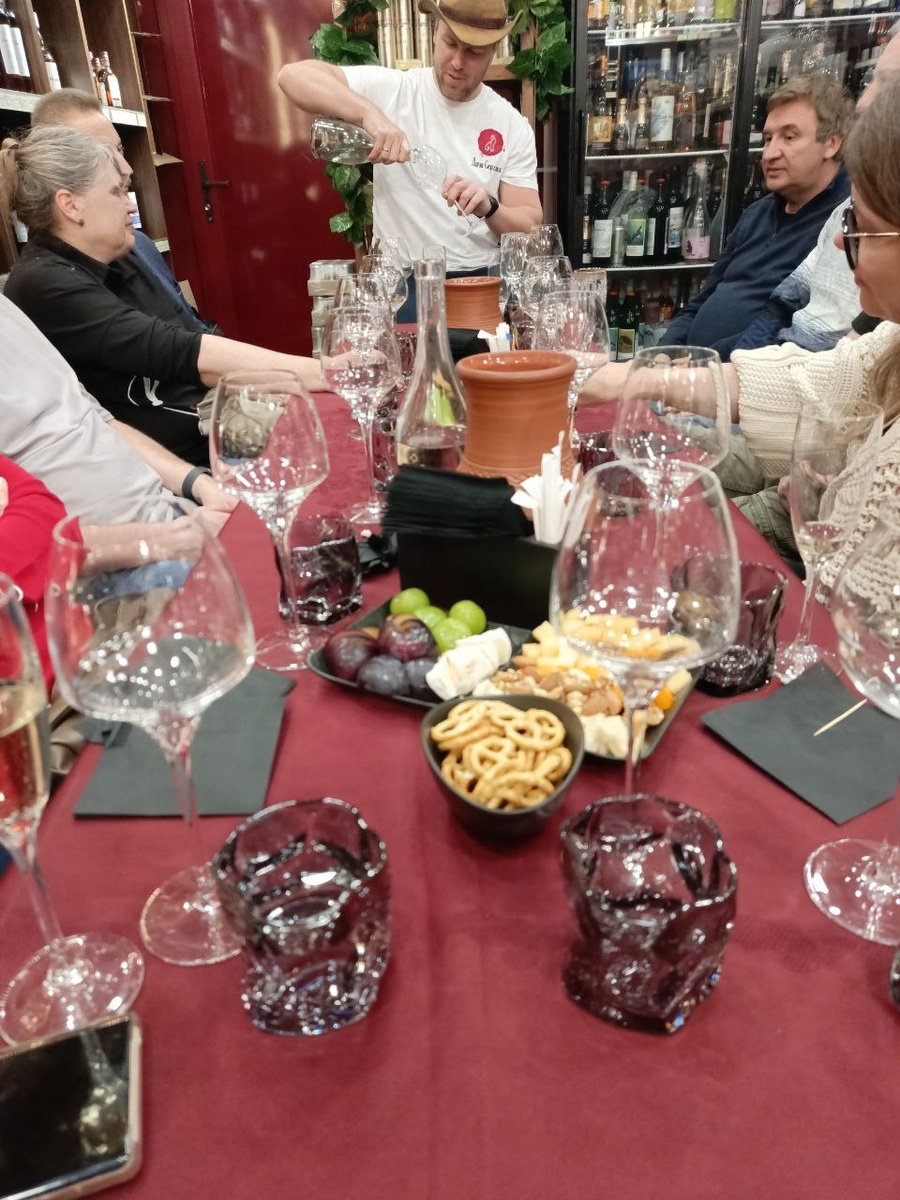 Там на столе, зеленое и большое - это технический виноград.