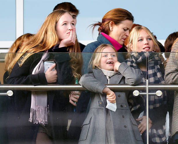 Лена Тиндалл донашивает пальто после своих старших сестер